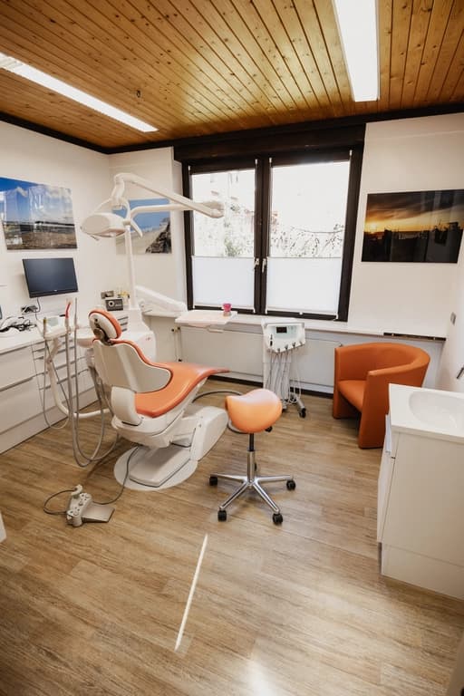 Empfangsbereich der Zahnarztpraxis Dr. Schultz & Schwabedissen - Freundliche Atmosphäre in Itzehoe