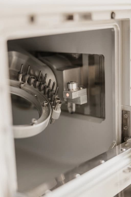 Professionelle Zahntechnikerin bei der präzisen Anfertigung von Zahnersatz im praxiseigenen Labor der Zahnarztpraxis Dr. Schultz & Schwabedissen