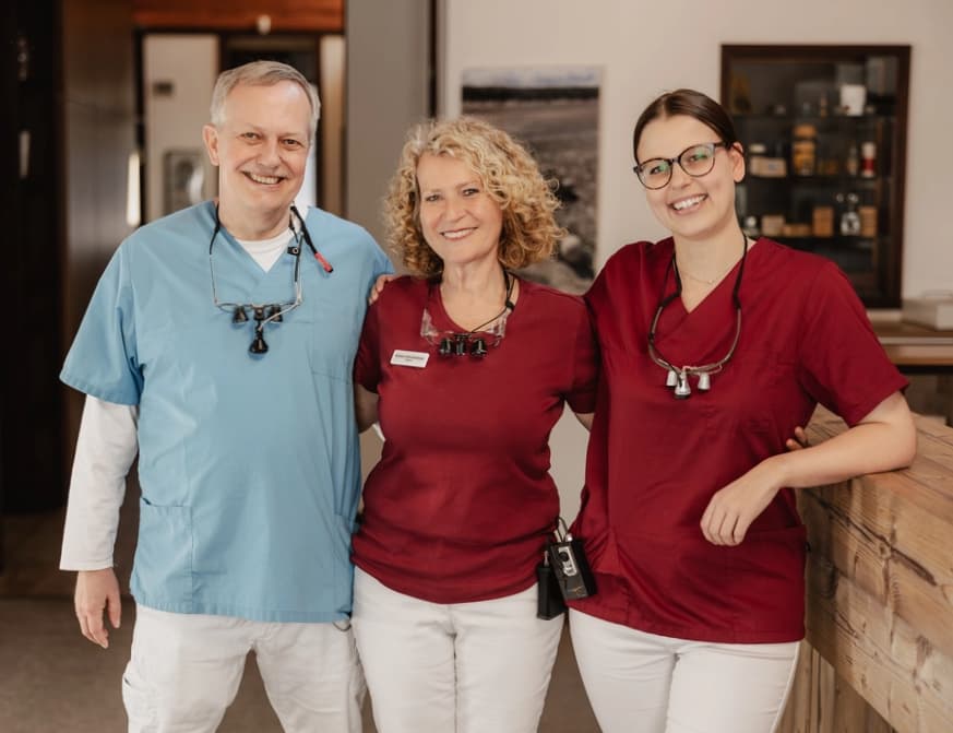 Dr. Björn Schultz und Kirsten Schwabedissen in ihrer modernen Zahnarztpraxis in Itzehoe - Professionelle Zahnmedizin mit modernster Ausstattung