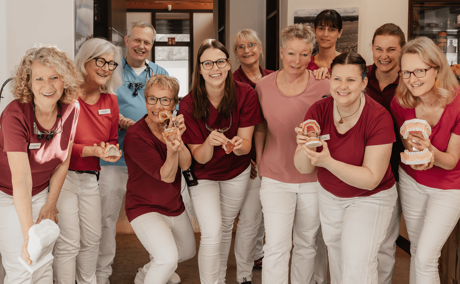 Das gesamte Team der Zahnarztpraxis Dr. Schultz & Schwabedissen in Itzehoe – Zahnärzte, Zahntechniker und Prophylaxeteam